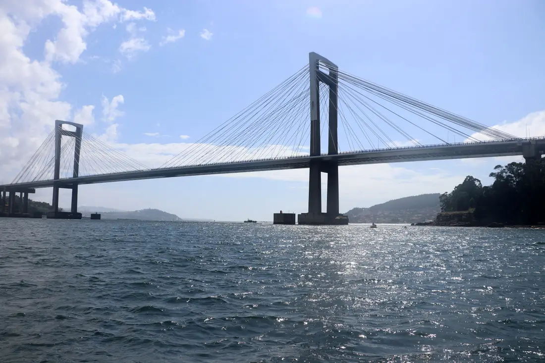 El puente de Rande visto desde el agua, con sus dos pilares y los tirantes recortados contra el cielo